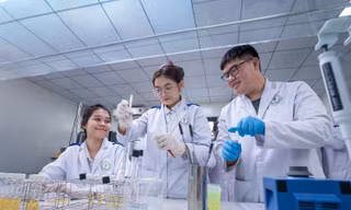 Cử nhân Công nghệ Thẩm mỹ khác gì một khóa học nghề? Câu trả lời nằm trong phòng lab