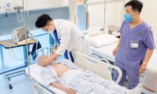 Cụ ông 87 tuổi thoát liệt sau đột quỵ nặng nhờ phối hợp điều trị đa chuyên khoa