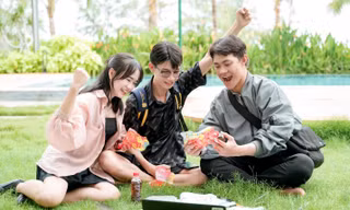 Nghỉ lễ này, nhiều người không chỉ tiêu tiền mà còn thử 'kiếm thêm' từ một chai nước