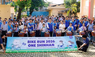 Các công ty thành viên Shinhan Financial Group tại Việt Nam tặng xe đạp, đồng hành với học sinh khó khăn đến trường