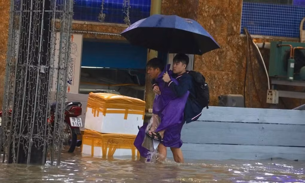 Nhiều trường cho học sinh nghỉ vì mưa ngập: Ngày mai Hà Nội còn mưa không?