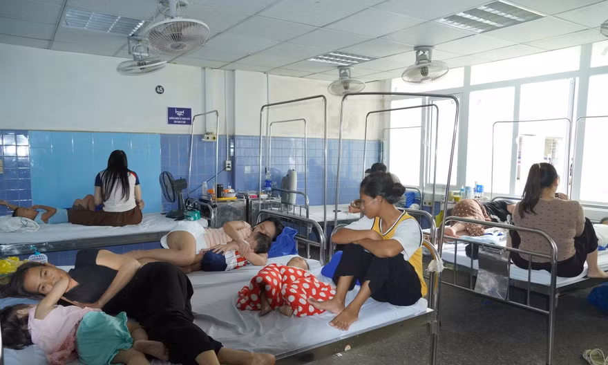 Bệnh nhân tăng đột biến, bệnh viện ở Quảng Trị xoay xở ra sao? 