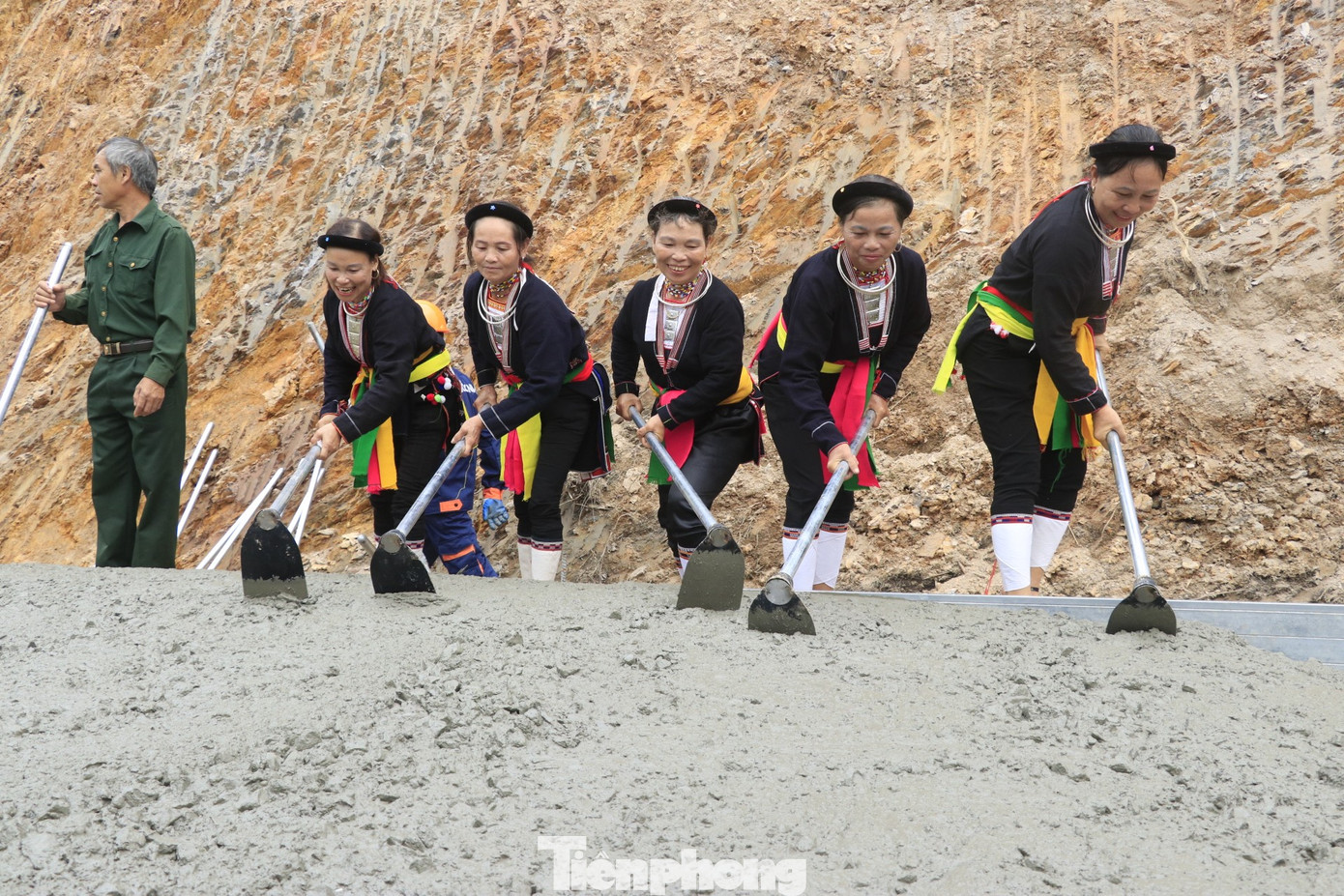 Người dân Lào Cai đồng thuận hiến đất mở đường giao thông nông thôn Người dân Lào Cai đồng thuận hiến đất mở đường giao thông nông thôn