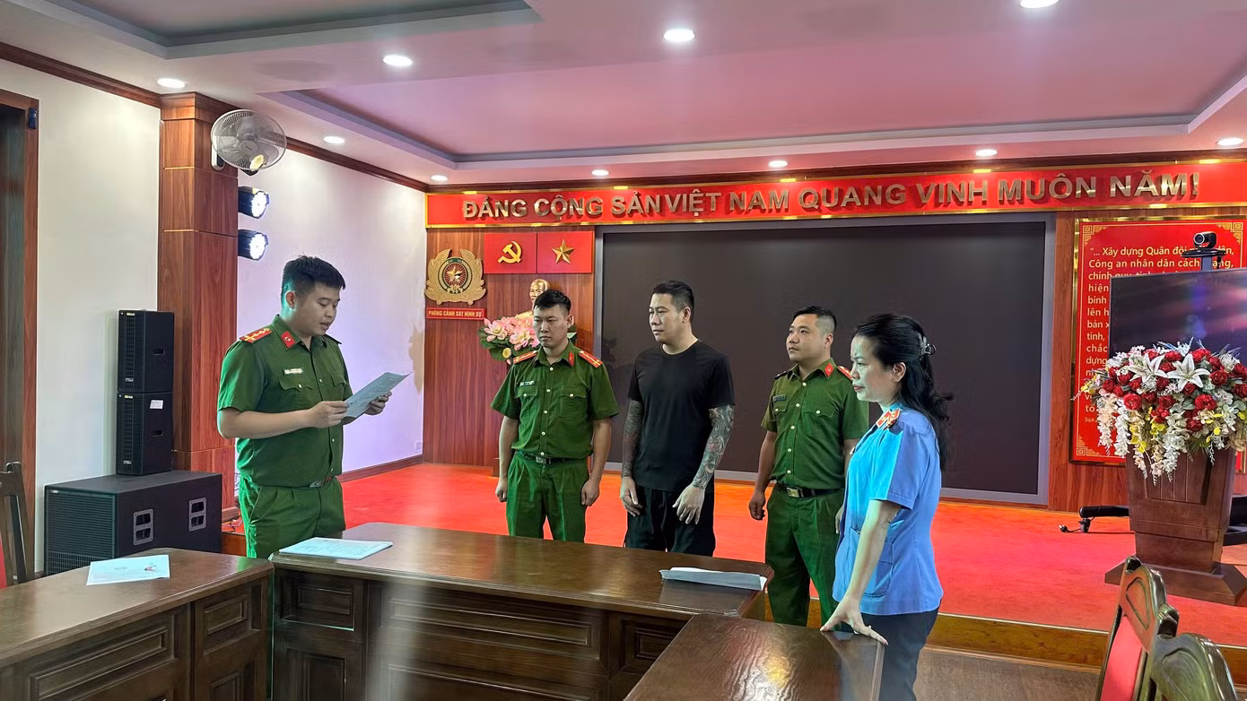 anh-2-thi-hanh-lenh-khoi-to-bat-tam-giam-doi-voi-bi-can-le-the-hun-biet-danh-hung-loc.jpg