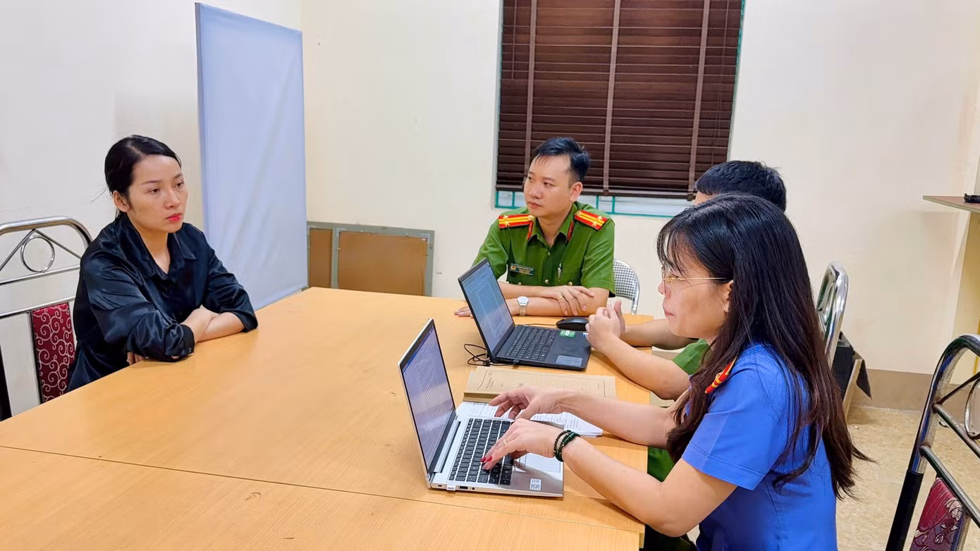 3-le-kim-anh-lam-viec-voi-co-quan-chuc-nang.jpg