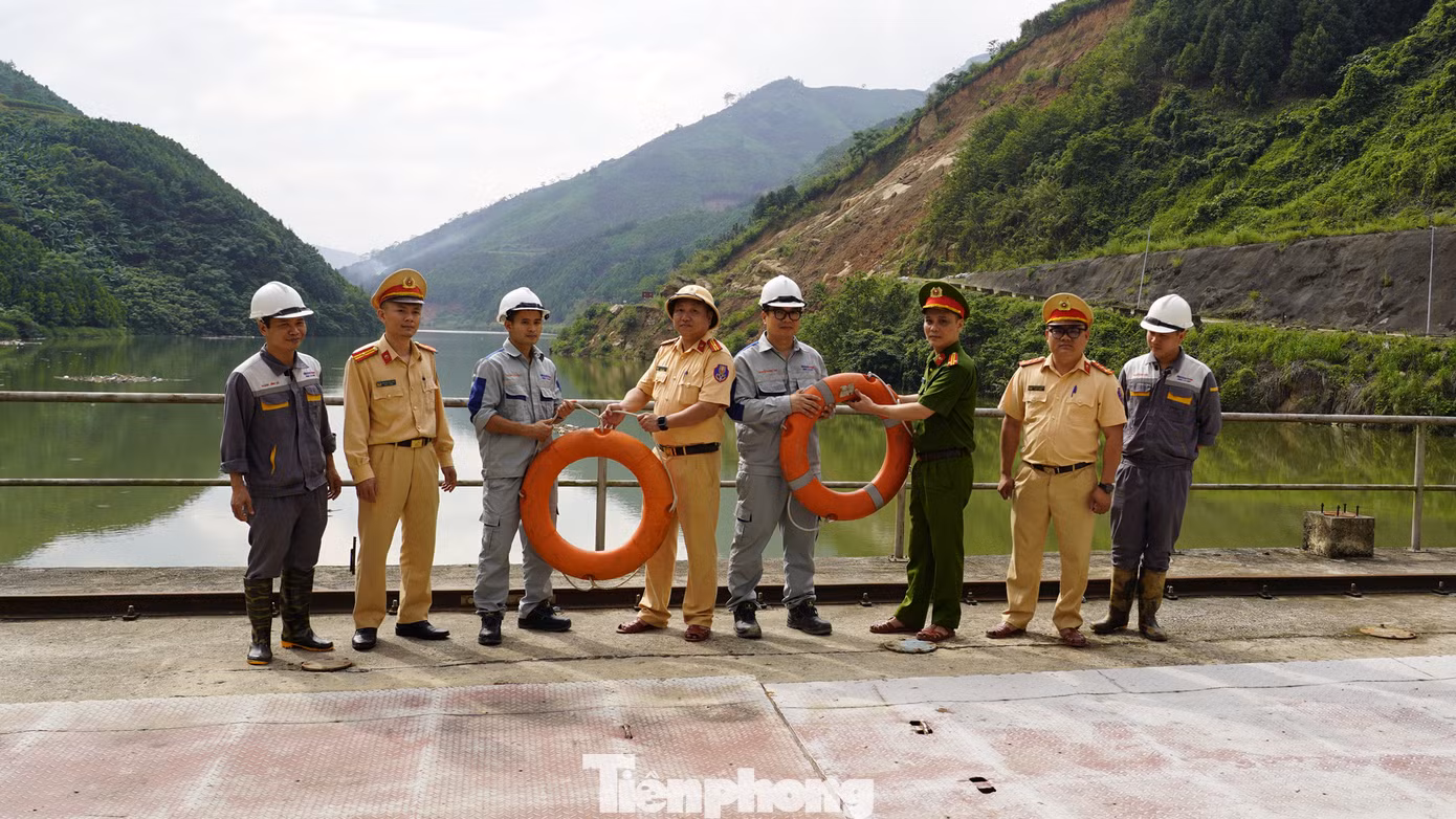 tp-c_tra-tang-phao-noi-cho-cong-nhan-nha-may-thuy-dien-nam-nuc.png
