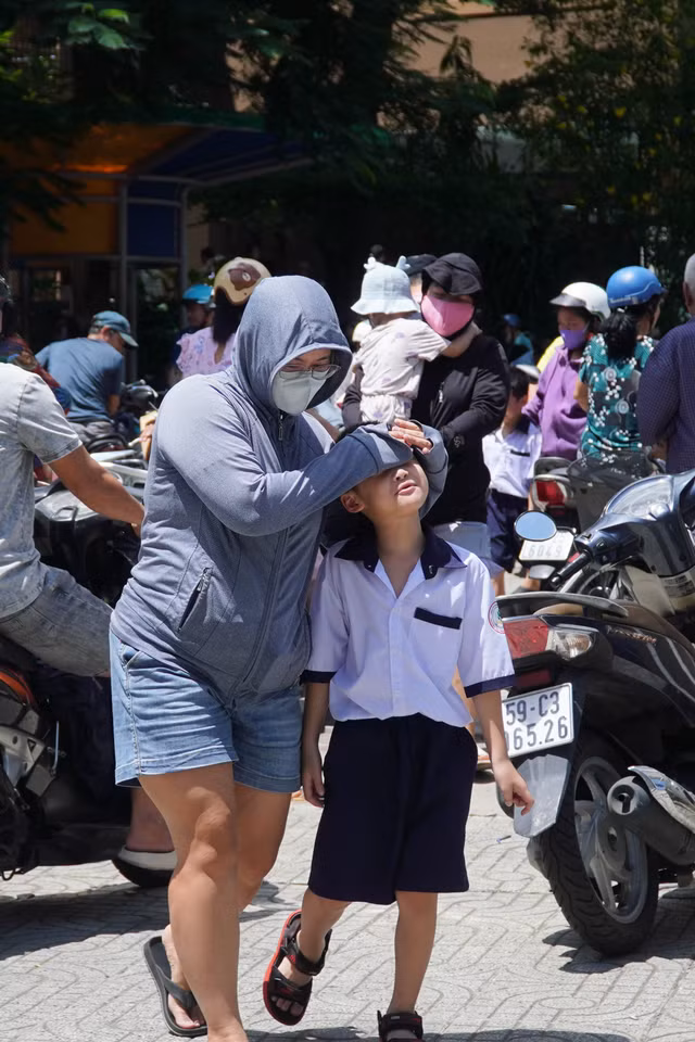 Tất tả 'xoay ca' đưa đón con vì trường chưa tổ chức bán trú