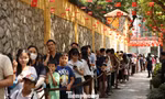 Xếp hàng dài tham quan Nhà tù Hỏa Lò