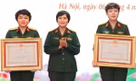 Đạo diễn 'Mưa đỏ' nhận Huân chương