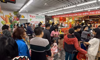Người dân ào ào sắm Tết, siêu thị kín khách đến khuya