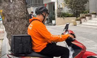 Dịch vụ giao hàng đồng loạt tăng giá, áp dụng 'phụ phí xăng dầu'
