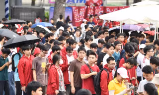 Hàng nghìn sinh viên đổ về phố Trần Nhân Tông check-in Sóng Festival 