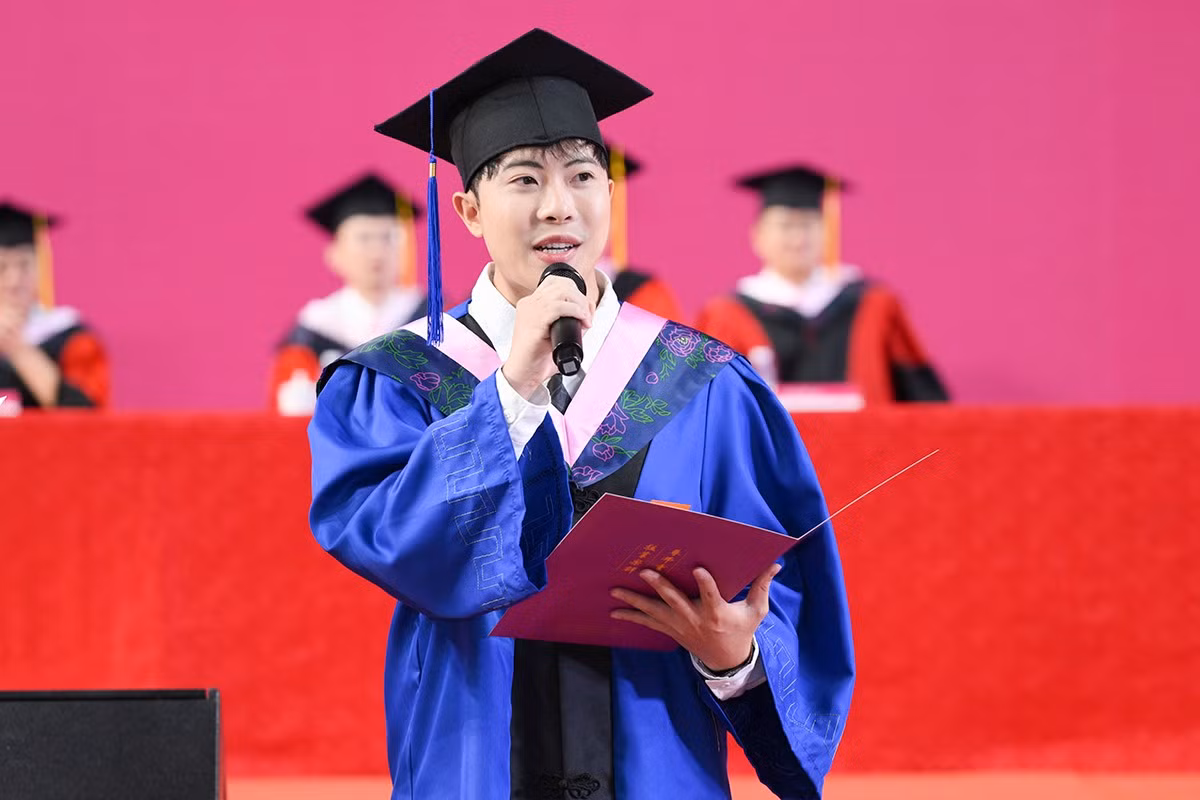 dai-dien-8900-phat-bieu-trong-le-tot-nghiep.jpg