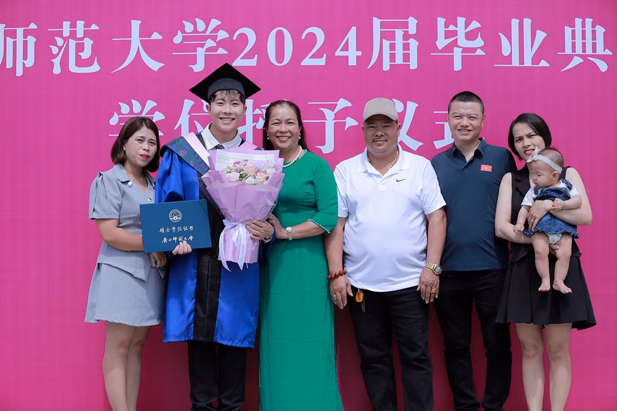giao-dinh-sang-tq-tham-du-le-tot-nghiep.jpg