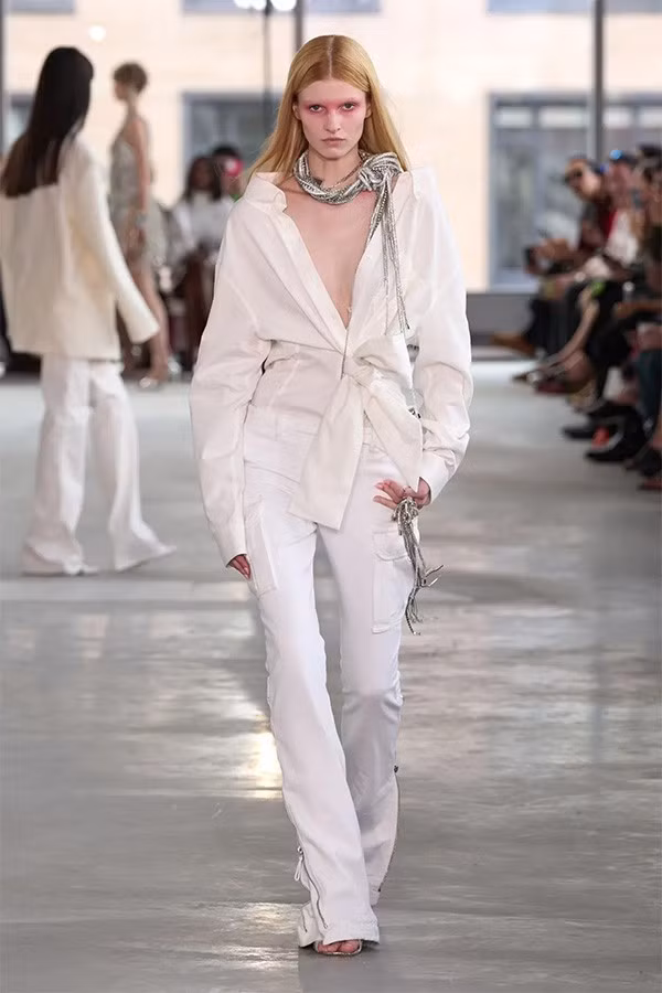 2026-ao-so-mi-trang-va-quan-jeans-cong-thuc-effortless-chic-duoc-nang-cap-2.jpg