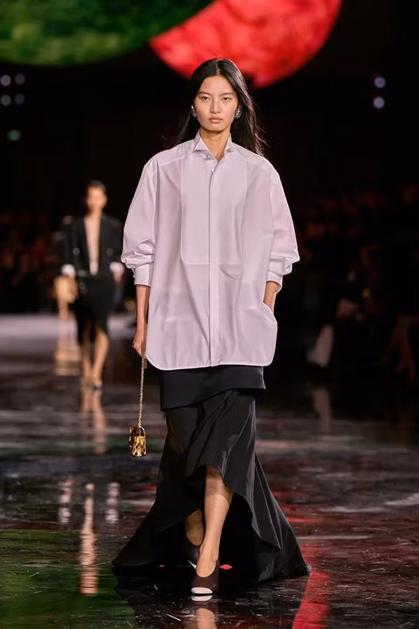 xu-huong-xuan-he-2026-cong-thuc-phoi-ao-so-mi-menswear-chan-vay-nu-tinh-gay-sot-gioi-mo-dieu-2.jpg