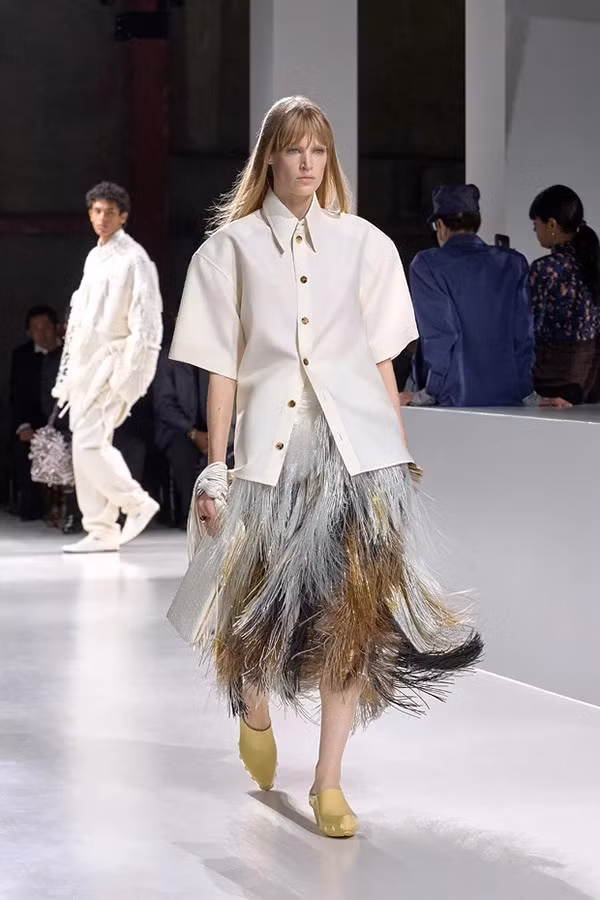 xu-huong-xuan-he-2026-cong-thuc-phoi-ao-so-mi-menswear-chan-vay-nu-tinh-gay-sot-gioi-mo-dieu-3.jpg