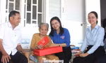 Bí thư T.Ư Đoàn Nguyễn Phạm Duy Trang thăm, tặng quà Mẹ Việt Nam Anh hùng và người dân ở TPHCM 