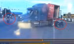 [CLIP] Pha xử lý 'thót tim' của tài xế xe container khiến nhiều người đi đường hoảng hồn 