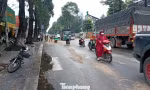 Tràn dầu ra đường, hàng chục người té ngã ở TPHCM
