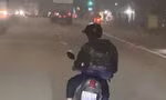 [Clip] Xe máy 'đánh võng' tạt ngang đầu ô tô gây bức xúc