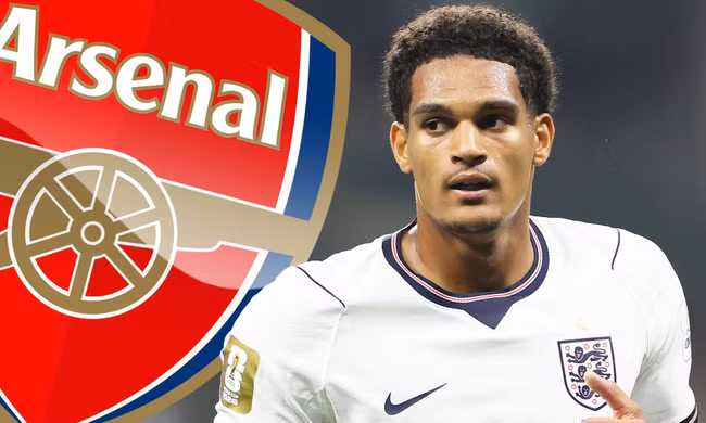 Đề phòng vuột mất Konsa, Arsenal hỏi mua Quansah 