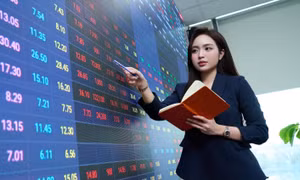 Thấy gì việc mua bán cổ phiếu của lãnh đạo doanh nghiệp bất động sản? 