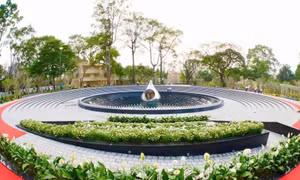 Tận thấy tượng đài Giọt Nước trong Công viên tưởng niệm nạn nhân COVID-19