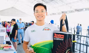 Runner - Nhà báo Ngô Công Quang nhận racekit tại Giải Vô địch quốc gia Marathon và cự ly dài báo Tiền Phong ở Phú Yên.