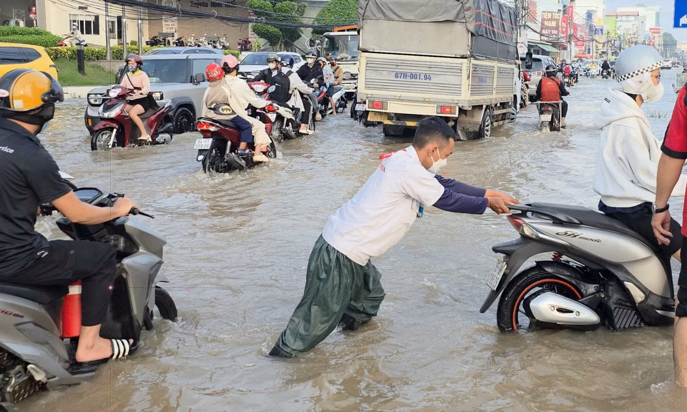 Triều cường tại Cần Thơ tiếp tục lên cao, nhiều tuyến đường ngập sâu, người dân gặp khó khăn trong di chuyển sáng đầu tuần.