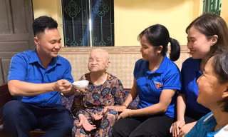 Bữa cơm tri ân ấm áp của tuổi trẻ Đất Tổ