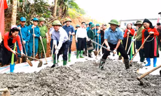 Bí thư, Chủ tịch Lào Cai cùng dân xúc vữa, làm đường bê tông nông thôn