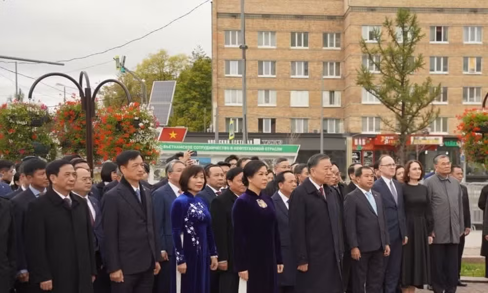 Tổng Bí thư, Chủ tịch nước Tô Lâm đặt hoa tại Quảng trường Hồ Chí Minh