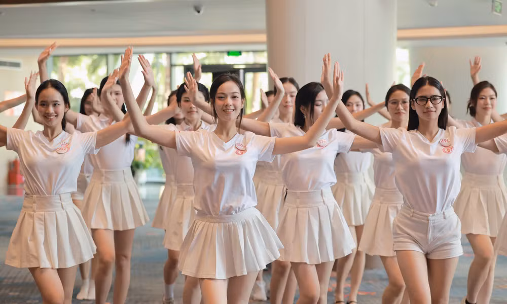 53 nhan sắc Hoa hậu Việt Nam tập đều tăm tắp