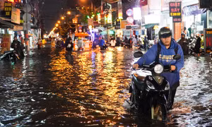 Mưa kèm triều cường ở TPHCM: Sáng đi làm ướt sũng, tối về bì bõm lội