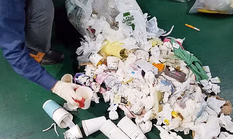 Người thu gom rác nhặt được gần 500 triệu đồng và hưởng toàn bộ sau 6 tháng