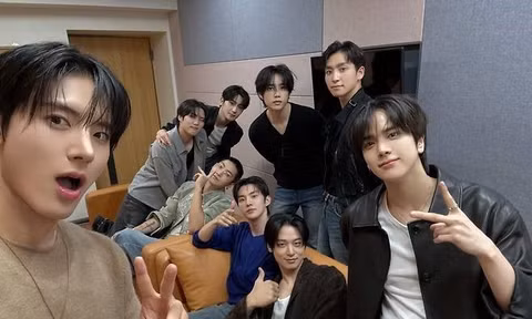 THE BOYZ 'tái khởi động' mạng xã hội