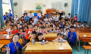Sinh viên Nhân văn trang bị kỹ năng phòng chống đuối nước cho trẻ em ở Tây Ninh