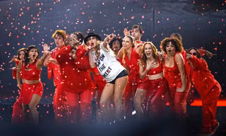 Số tiền Taylor Swift dành cho vũ công tại The Eras Tour: Một bước thành triệu phú