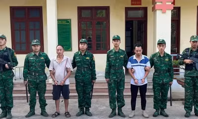 Lực lượng chức năng bắt giữ các đối tượng.