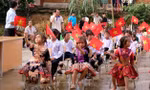 Học sinh hân hoan dự lễ khai giảng.