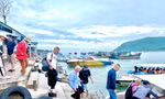 Du khách đi tham quan các đảo trên vịnh Nha Trang. Ảnh: Thanh Thanh