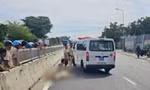 CSGT bị tông văng ra đường gãy chân khi ra hiệu lệnh dừng xe