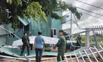 Lực lượng chức năng hỗ trợ người dân khắc phục hậu quả.