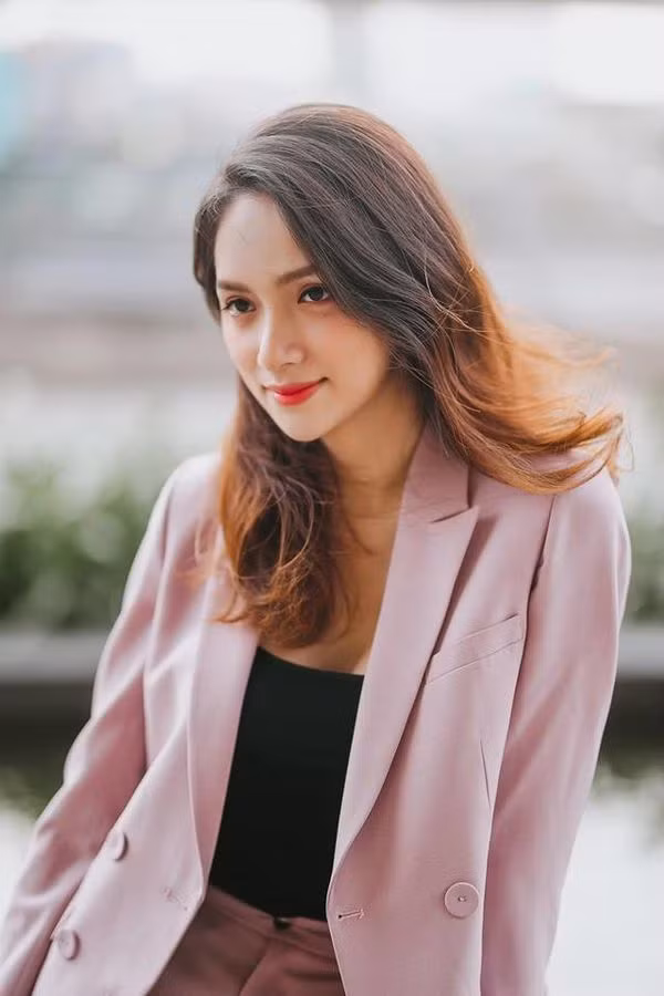 Hương Giang livestream để “mukbang”, fan “lầy lội” chỉ hỏi về 7 hằng đẳng thức đáng nhớ ảnh 6