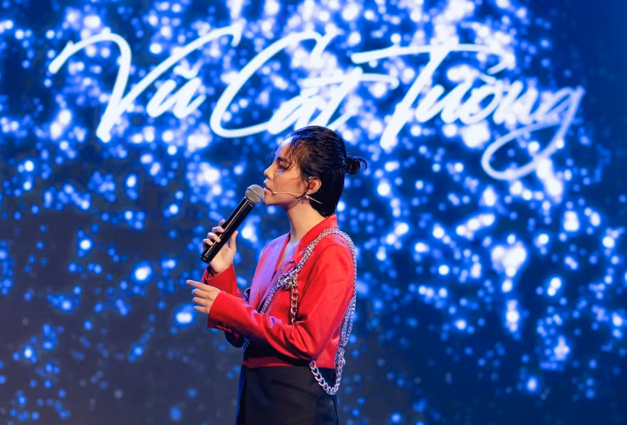 Sao Việt 24H: Vũ Cát Tường, Hoa hậu Tiểu Vy khiến khán giả bất ngờ với tạo hình mới ảnh 1