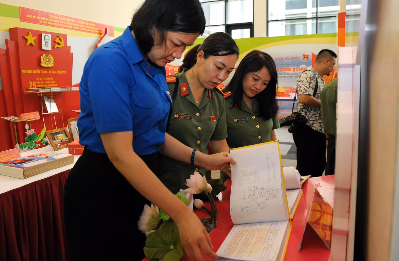 Ấn tượng bài thi viết về lực lượng công an khắc gỗ, chữ đẹp như in ảnh 3