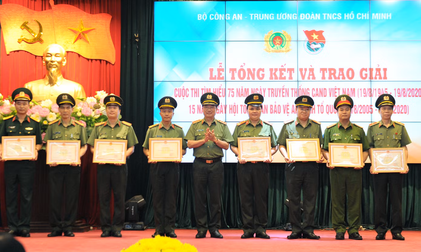 Ấn tượng bài thi viết về lực lượng công an khắc gỗ, chữ đẹp như in ảnh 9