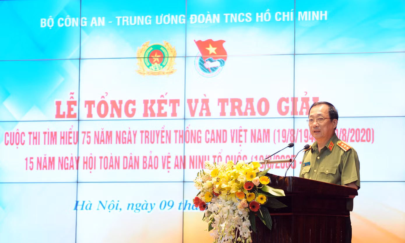 Ấn tượng bài thi viết về lực lượng công an khắc gỗ, chữ đẹp như in ảnh 7