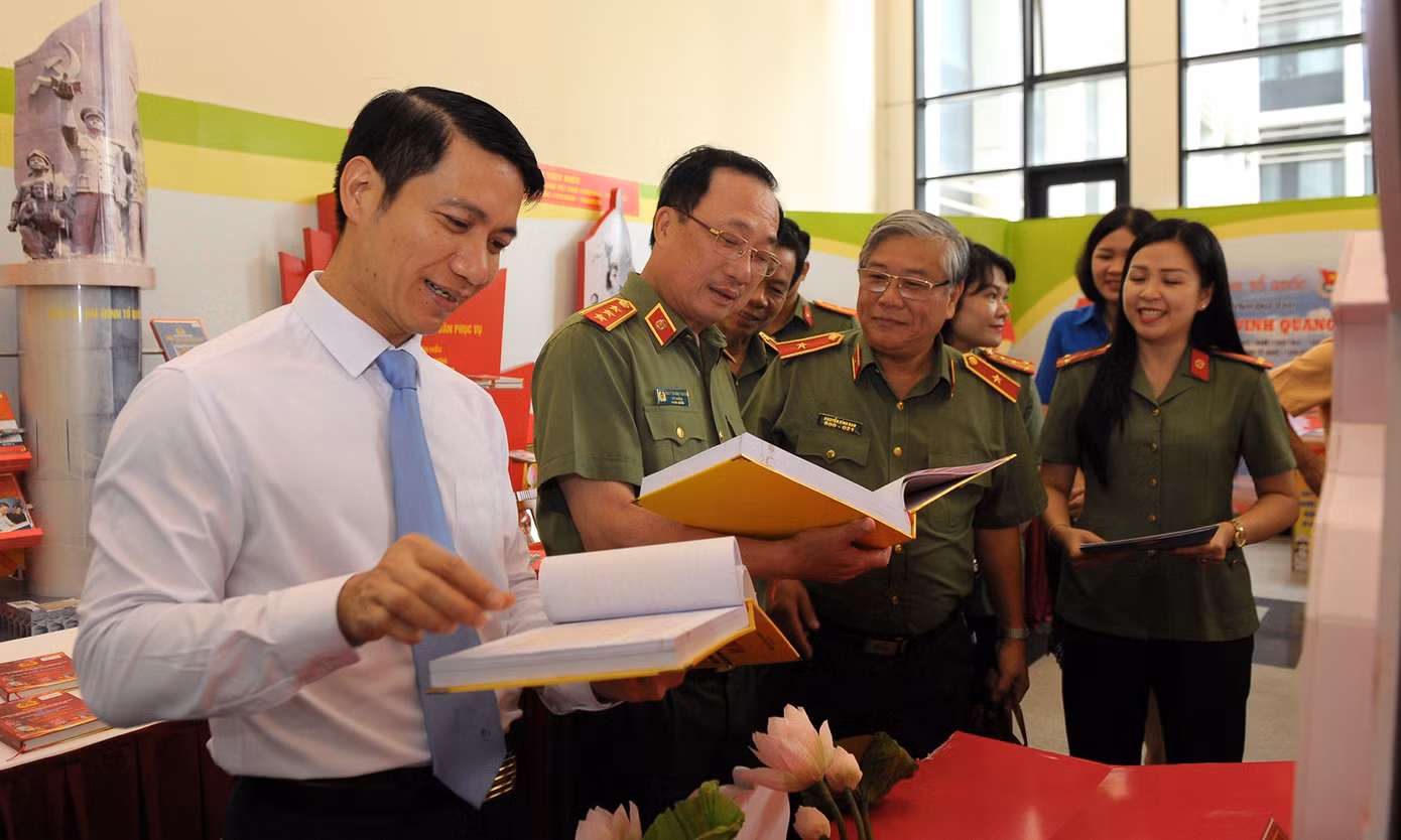 Ấn tượng bài thi viết về lực lượng công an khắc gỗ, chữ đẹp như in ảnh 2